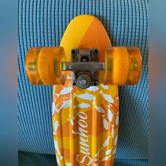 Vintage SUNHOO Orange Fish Mini Skateboard with Light Up Rainbow Wheels - Picture 5 of 13